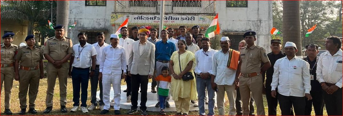 સાપુતારા નોટિફાઈફ કચેરીનાં નાયબ મામલતદાર પી.વી. પરમારનું સન્માન કરાયું