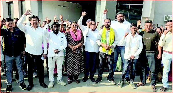 વાંકલની કંપનીના ધ્વનિ પ્રદુષણ વગેરે પ્રશ્નો અંગે ગ્રામજનોનું કલેક્ટરને આવેદનપત્ર