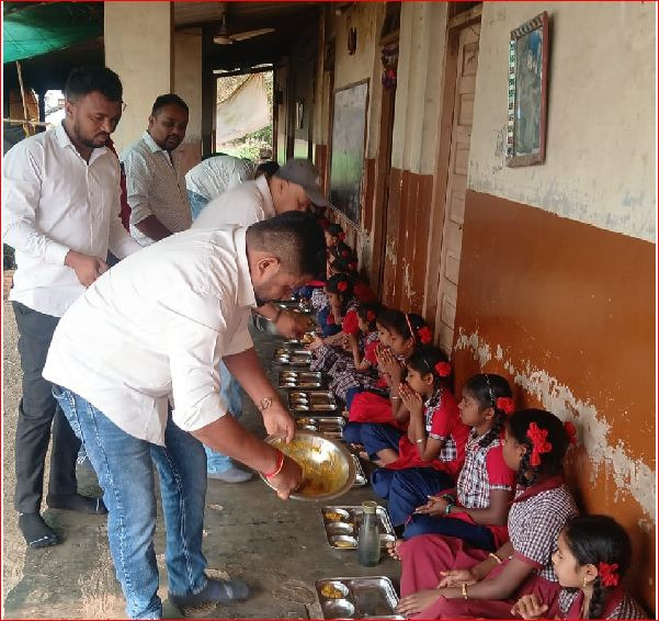 સુખેશની અમરજયોત આશ્રમશાળાની બાળાઅોને ભોજન કરાવ્યું