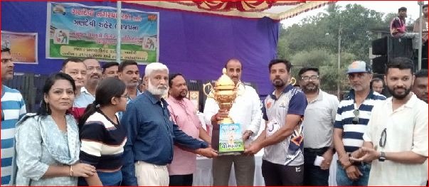 ગણદેવીમાં પ્રીમિયર ટેનિસ ક્રિકેટ ટુર્નામેન્ટ યોજાઈ