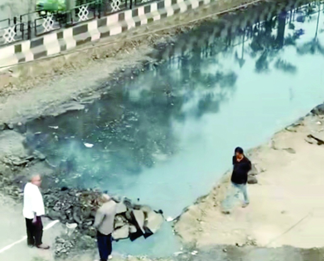 વલસાડના મુખ્ય માર્ગ પર પાણીની લાઈનમાં ભંગાણ પડયું