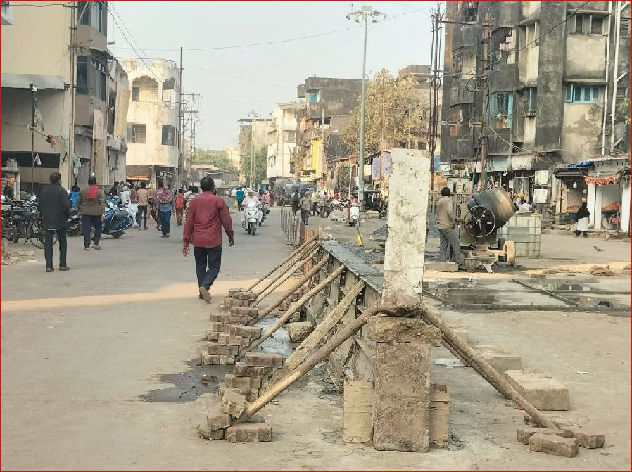 વાપી શાકબાજી માર્કેટ માર્ગ ઉપર ડિવાઈડર બનાવવાની કામગીરી શરૂ