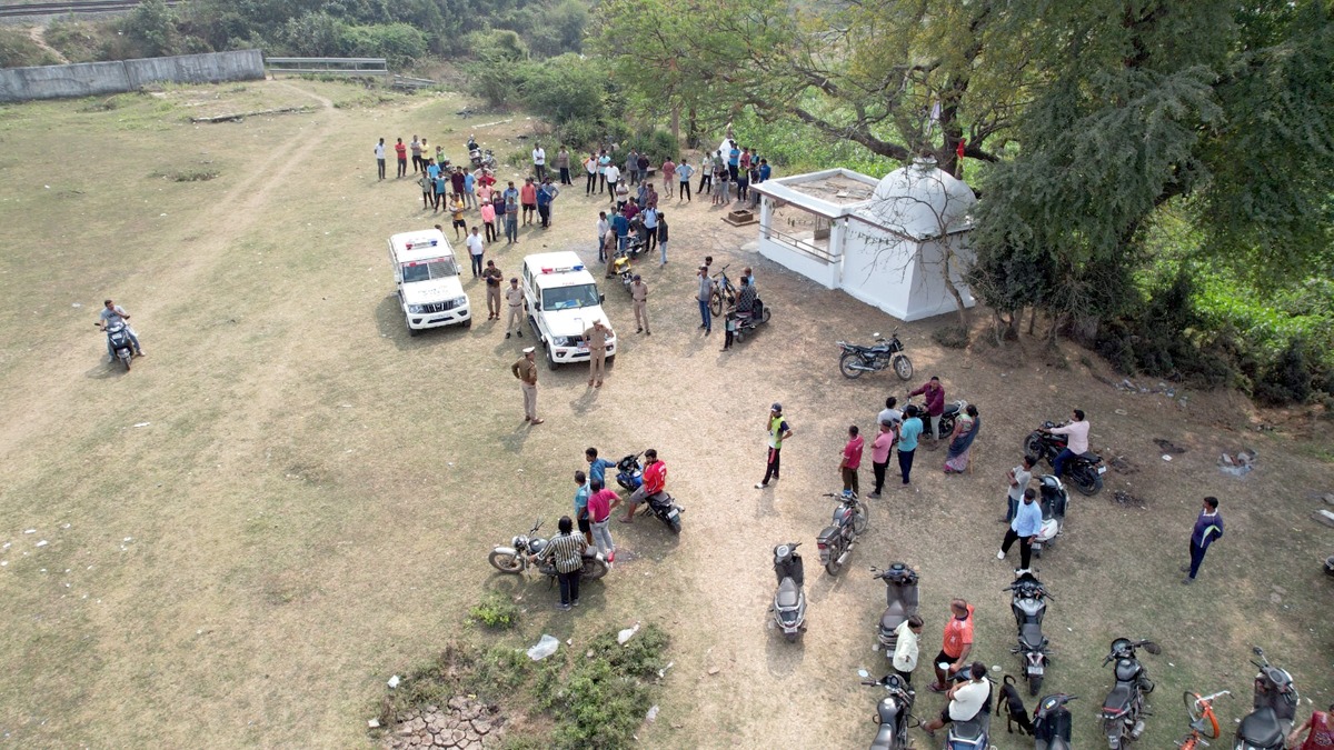 બીલીમોરામાં મંદિરમાં ચોરી કરી કપલ નદીના ટાપુ પર સંતાયું ઃ ડ્રોનથી પોલીસે ઝડપી લીધું]