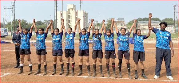 વલસાડ કોમર્સ કોલેજની રસ્સા ખેîચની બહેનોની ટીમ રાજયકક્ષાઍ ચેમ્પિયન બની