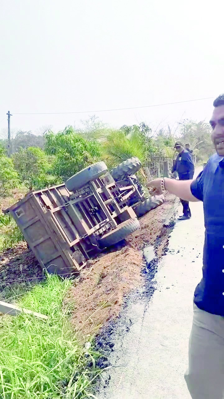 અોવાડામાં રોડ બેસી જતાં ટ્રેકટર પલટયું