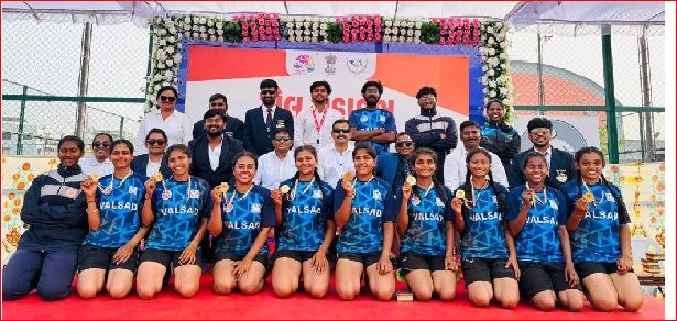 વલસાડ કોમર્સ કોલેજ રસ્સા ખેîચ બહેનોની ટીમ રાજયકક્ષાઍ ચેમ્પિયન