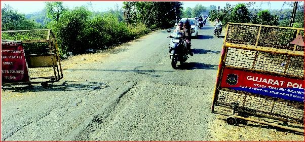 નાનાપોંઢા કોલક નદીના પુલ ઉપર જોખમી સ્પીડબ્રેકર વાહનચાલકો માટે માથાનો દુખાવો