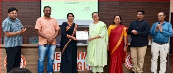 વલસાડની સી.કે.ઍમ. હાઈ.ના આચાર્યા શત સુભાષિત કંઠપાઠ સ્પર્ધામાં વિજેતા