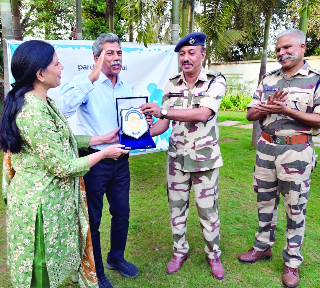 ઘ્ત્લ્જ્ ના જવાનોનું પારડી હોસ્પિટલમાં અભિવાદન કરાયું