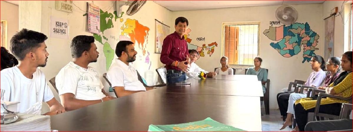 નાની ઢોલડુંગરીની સાકાર વાંચન કુટિર મુકામે કારકિર્દી માર્ગદર્શન અપાયું