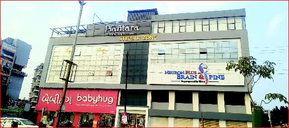 વલસાડના અબ્રામામાં બિલ્ડીંગના ધાબા પર હોટલ!