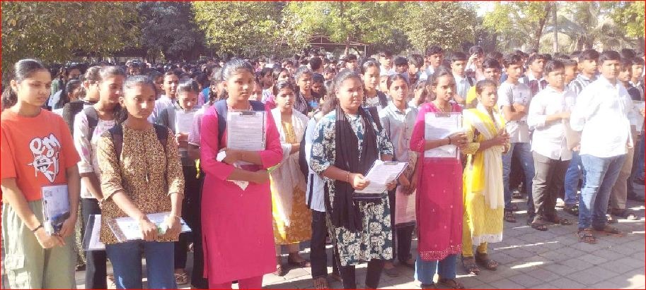 ભીલાડ સ્વામિનારાયણ સ્કૂલ ખાતે બોર્ડની પરીક્ષાર્થીઅોને તિલક કરી પ્રવેશ કરાવ્યો