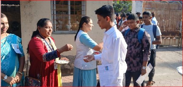 પોણીયા સરસ્વતી શિશુ મંદિર હાઈ.માં પરીક્ષાર્થીઅોનું સ્વાગત કરાયું