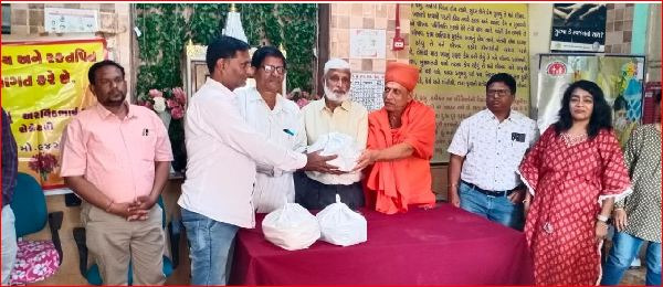 ગણદેવીમાં ટીબીના દદીઅોને વિનામૂલ્યે પૌષ્ટિક આહાર કીટનું વિતરણ કરાયું