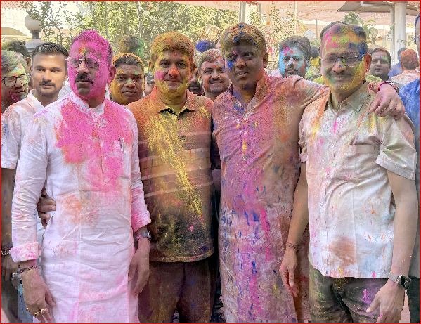 વલસાડમાં સાંસદના નિવાસ્થાને ધૂળેટી રંગોત્સવ કાર્યક્રમ યોજાયો