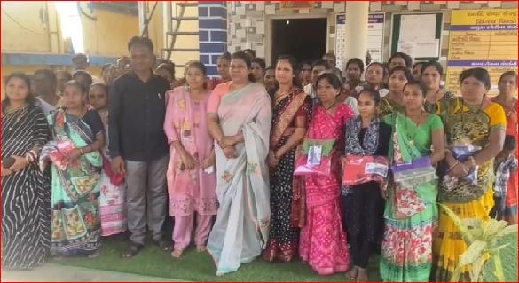 ખારવેલમાં મહિલા દિવસે સાડીઅોનું વિતરણ કરાયું