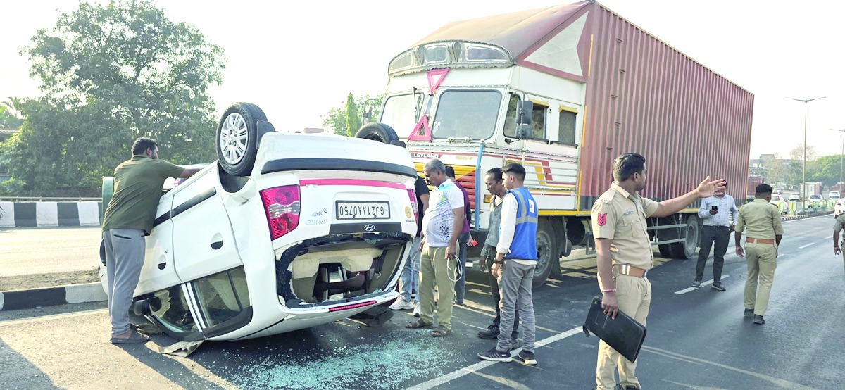 પારડી હાઈવે પર ચીખલીના યુવાનની કારને અકસ્માત ઃ ત્રણેયનો ચમત્કારીક બચાવ