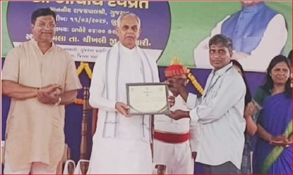 ખેરગામ-વાવના ખેડૂતોનું રાજયપાલ દેવવ્રત દ્વારા સન્માન કરાયું