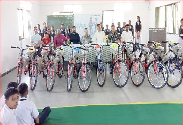 વટારની ઍસઍસબીડી દેસાઈ સ્કૂલમાં સાયકલ વિતરણ કરાઈ