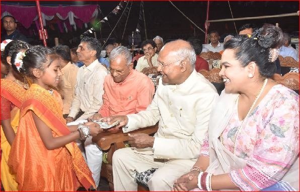 ડાંગમાં ડાંગી નૃત્યઍ પૂર્વ રાષ્ટ્રપતિ કોવિંદ અને તેમના પરિવારને મંત્રમુગ્ધ કર્યા