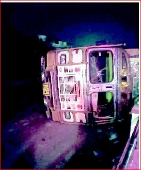 ગણદેવી-નવસારી સ્ટેટ હાઈવે પર ટ્રક પલ્ટી