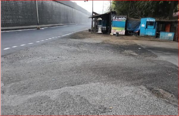 અતુલ ફર્સ્ટ ગેટ પાસે સર્વિસ રોડ ઊંચો અને મુખ્ય માર્ગ નીચો હોવાથી વાહન ચાલકો પરેશાન