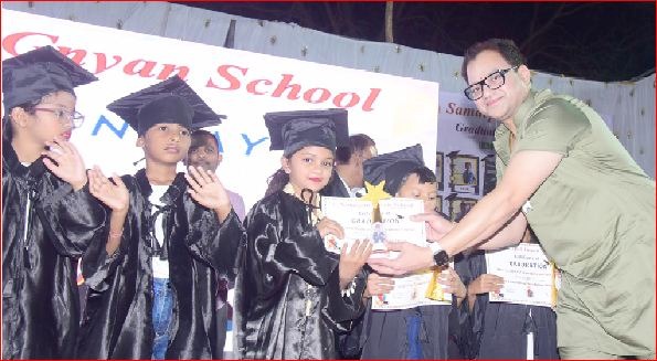 વાપીની સમર્પણ જ્ઞાન સ્કુલમાં પ્રિ-પ્રાયમરીના વિદ્યાર્થીઅોનો ગ્રેજયુઍશન ડે ઉજવાયો