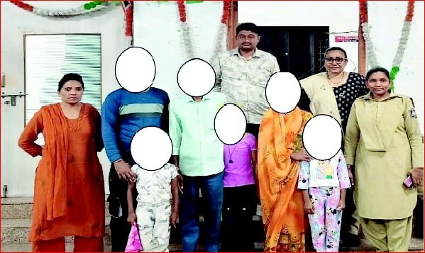 રમતમાં વાપી સ્ટેશને પહોîચી ગયેલી ત્રણ નાદાન ભૂલકીઅોનું પરિવાર સાથે મિલન કરાવાયું