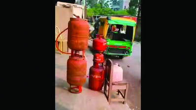 વાપી પંથકમાં ગેસના મોટા બાટલામાંથી નાનામાં ભરી વેચાણનો ધંધો મંડાયો!