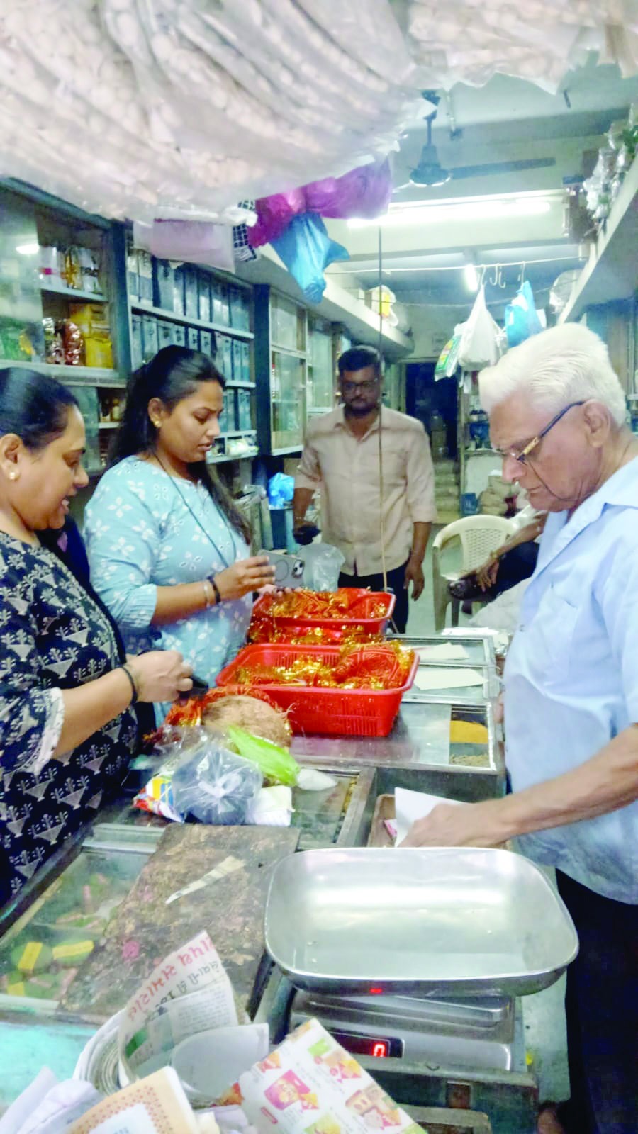 પારડી પંથકમાં આજથી શરૂ થનાર ચૈત્રી નવરાત્રી પર્વની ઉજવણીના પગલે આવેલા અંબા માતાના મંદિરમાં તૈયારીઓ કરવા સાથે ધાર્મિક સામગ્રીઅોનું વેચાણ કરતી દુકાનોમાં ભકતોઍ વિવિધ પુજાની સામગ્રીઅોની ખરીદી કરી હતી.