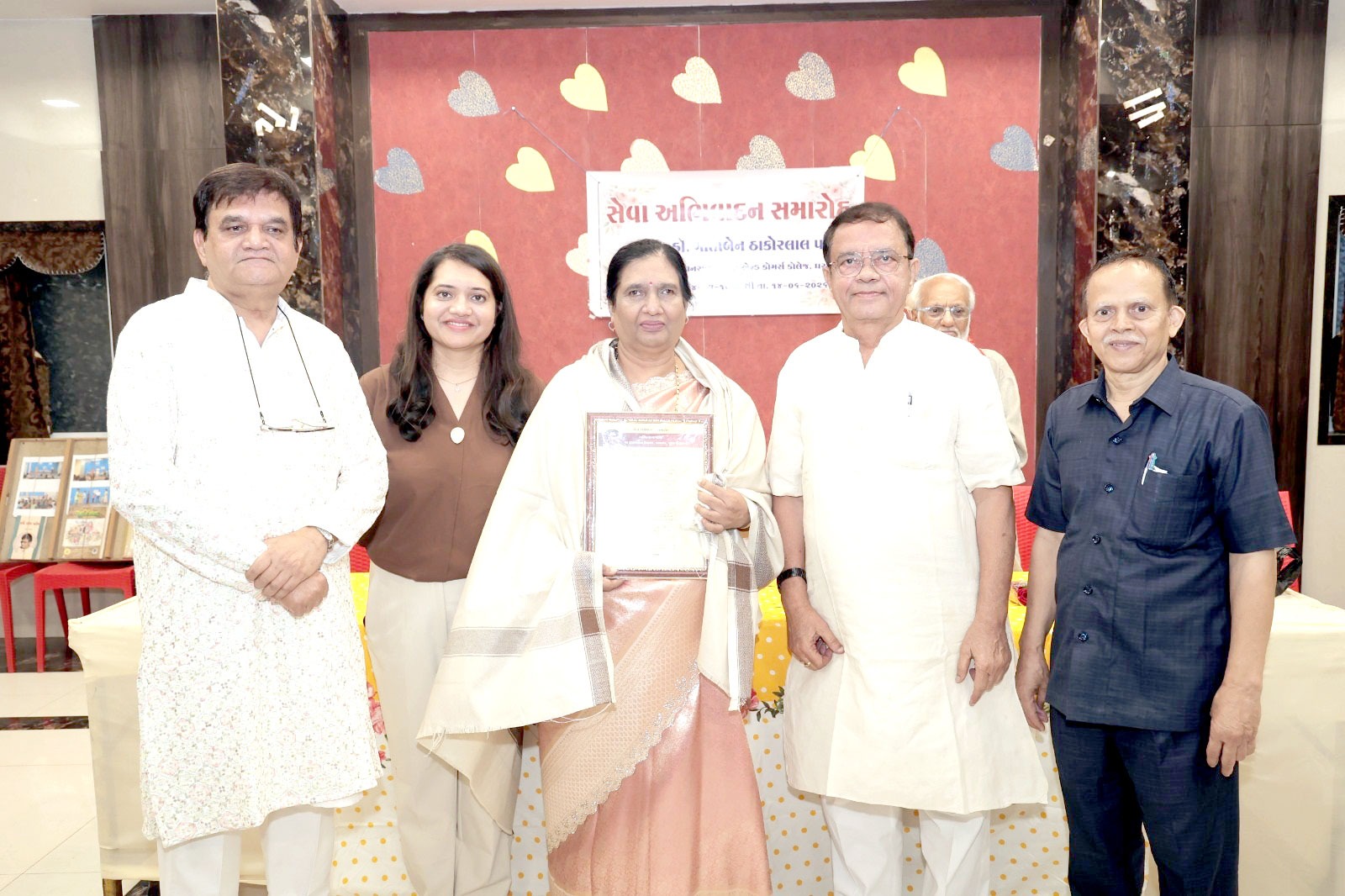 ધરમપુરની વનરાજ કોલેજના પ્રાધ્યાપિકાનો  સેવા નિવૃત્ત અભિવાદન સમારોહ યોજાયો