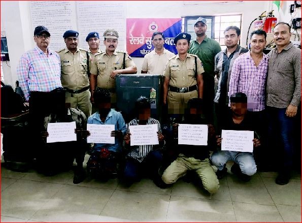 વાપીમાં રેલ્વેની સંપતિ ચોરનાર મહિલા સહિત ૪ ઝડપાયા