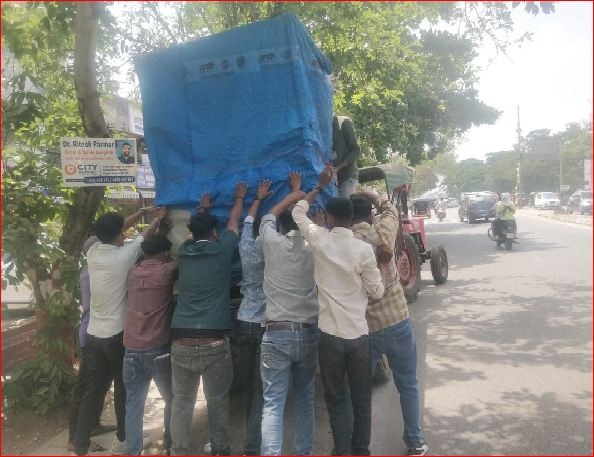 વાપી દમણ રોડ પર ફૂટપાથ પરના દબાણો દૂર કરાયાં