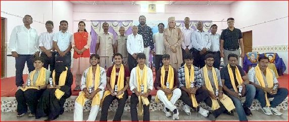 વલસાડ રણભૂમિ અને નવચેતન ધોડિયા સમાજ દ્વારા વિદ્યાર્થીનું સન્માન કરાયું