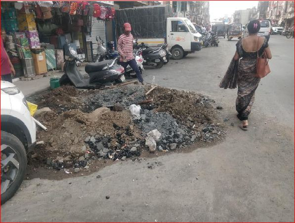 વાપીમાં બે અઠવાડિયા પહેલા રોડ બનાવ્યો ને ખોદકામ શરૂ