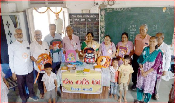 પારડી વરિષ્ઠ નાગરિક મંડળ દ્વારા નોટબુક-સ્કુલબેગનું વિતરણ કરાયું