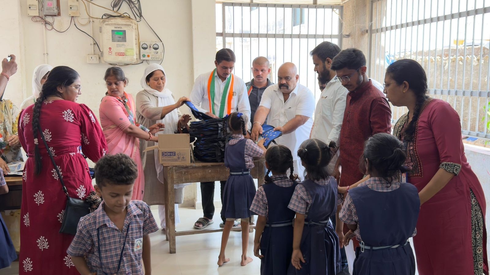 વાપીમાં કોîગ્રેસે રાહુલ ગાંધીના જન્મ દિવસે બાળકોને સ્કૂલ બેગ આપી