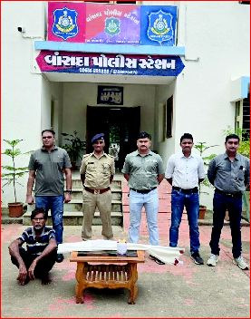 વાંસદાના ચારણવાડામાંથી ગેરકાયદેસર દેશી બંદૂક અને છરા સાથે ઍક ઝડપાયો