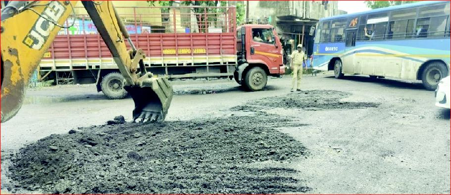 વાપીમાં વરસાદે વિરામ લેતાં માર્ગ મરામતનું કામ શરૂ