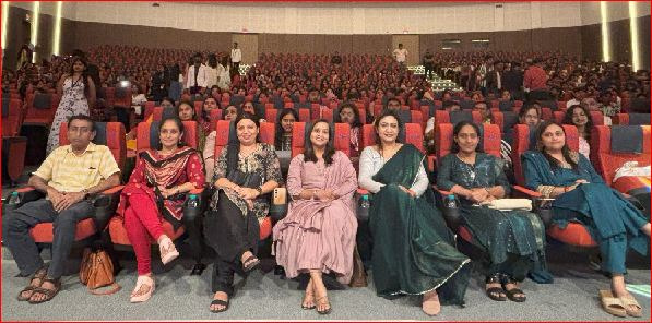 કેબીઍસ કોલેજમાં ફ્રેશર્સ પાર્ટીની ઉજવણી કરાઈ