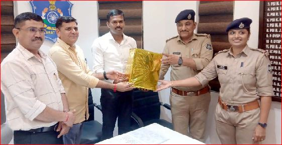 પારડી પોલીસ મથકના સબ ઈન્સ્પેકટરની બદલી થતાં વિદાય સમારંભ યોજાયો