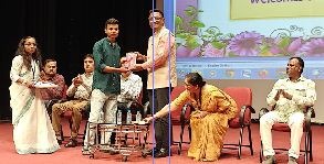 વાપીની રોફેલ કોલેજમાં ઈનામ વિતરણ-વ્યાખ્યાન યોજાયું