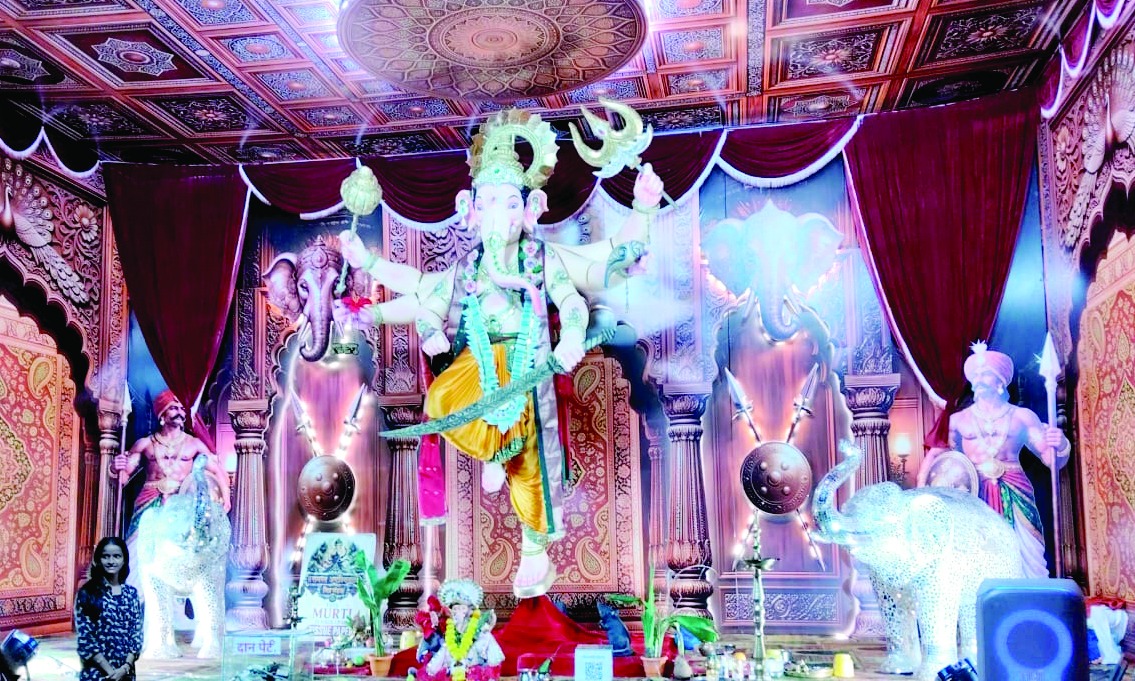વાપીના ચણોદમાં ટીશ્યુ પેપરથી બનાવેલ ગણપતિ આકર્ષણનું કેન્દ્ર બન્યા