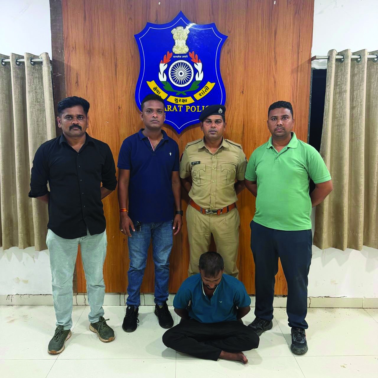 બીલીમોરામાં ગેરકાયદે હથિયારો સાથે ઍક ઝડપાયો, અન્ય ઍક વોન્ટેડ
