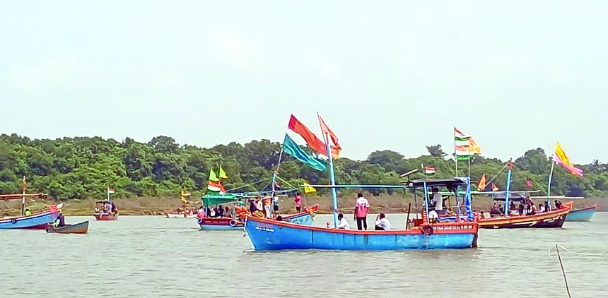 ઉમરસાડીમાં બોટ પલ્ટી, બાળક ગુમ
