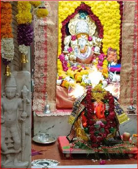 વલસાડના પ્રાચીન પેશવાઈ ગણેશ મંદિરે ગણેશોત્સવ દરમિયાન ભક્તોની ભીડ