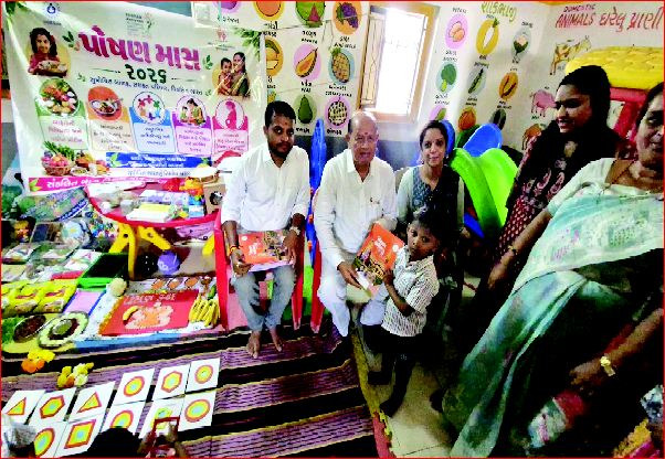 ઉમરગામની આંગણવાડીમાં ફ્રુટ કીટનું વિતરણ