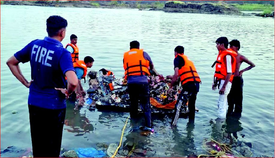 વાપી દમણગંગા નદીમાં ખંડિત ગણેશ પ્રતિમાઓ ફરી ડોકાઈ