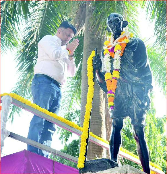 વલસાડમાં ગાંધી જયંતી નિમિત્તે સાંસદે પુષ્પાંજલિ અર્પણ કરી