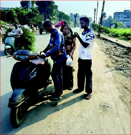 પારડી સાંઢપોરમાં તલાટીઍ જાહેરમાં કચરો ફેંકી ભાગતા ઝડપ્યા